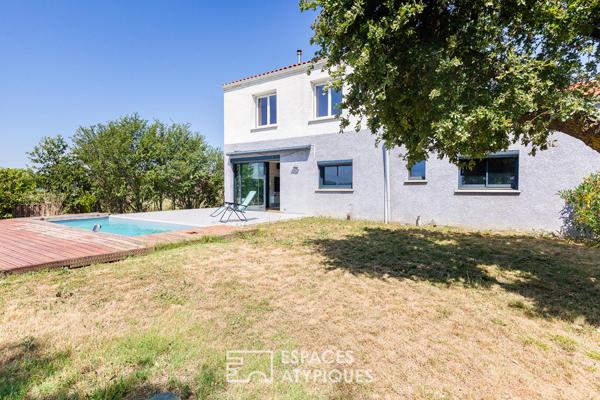 Maison contemporaine avec piscine et vue dégagée à Merville