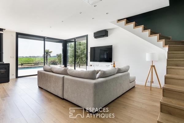 Maison contemporaine avec piscine et vue dégagée à Merville