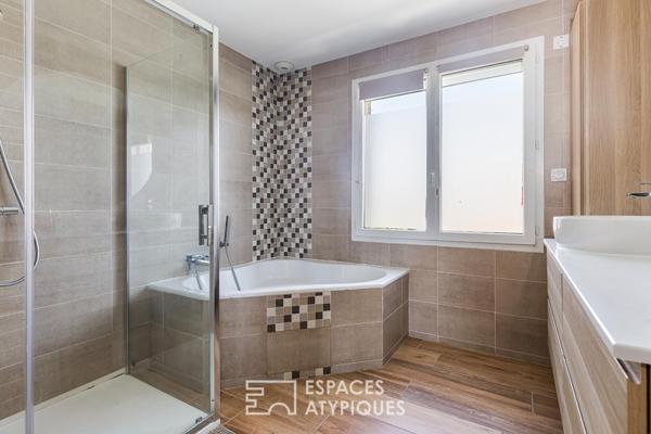 Maison contemporaine avec piscine et vue dégagée à Merville