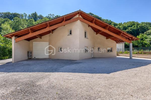 VIF (38450) – Ensemble immobilier avec habitation et local d’activité – 182 m² habitables – Atelier de 76 m² – Terrain de 825 m²

BSK Immobilier – Nicolas Sapin vous propose à la vente un ensemble immobilier rare, idéal pour un artisan, un entrepreneur ou un professionnel souhaitant réunir son activité et son lieu de vie sur une même propriété.

Situé à Vif, sur l’avenue du Général-de-Gaulle, ce bien bénéficie d’un accès rapide aux principaux axes tout en offrant un environnement mêlant activité professionnelle et habitat résidentiel.

Édifié en 2002 sur une parcelle de 825 m², cet ensemble se compose d’une maison d’habitation d’environ 182 m² et d’un espace professionnel de 76 m² comprenant un atelier ainsi que plusieurs zones de stockage. La propriété dispose également d’une terrasse, d’un jardin et d’une vaste cour permettant le stationnement de plusieurs véhicules.

Une habitation familiale aux beaux volumes

Dès l’entrée, vous découvrirez une maison pensée pour le confort du quotidien.

Le rez-de-chaussée accueille une belle pièce de vie de plus de 60 m², composée d’un salon-séjour lumineux ouvert sur une cuisine semi-ouverte entièrement aménagée et équipée avec son espace repas. Une suite parentale avec salle d’eau privative, une salle de bains, une buanderie ainsi qu’un WC indépendant complètent ce niveau.

À l’étage, l’espace nuit propose trois chambres supplémentaires, une salle d’eau avec WC ainsi qu’un vaste espace bureau de plus de 30 m² pouvant facilement être aménagé en salle de jeux, espace détente, salle de sport ou cinquième chambre selon vos besoins.

Un véritable outil de travail

Attenant à l’habitation, le local professionnel comprend un atelier/garage d’environ 56 m² complété par deux espaces de stockage d’environ 5 m² et 15 m².

Cette configuration conviendra parfaitement à un artisan, une entreprise ou une profession nécessitant un espace de stockage, un atelier ou un garage tout en profitant d’un logement de fonction directement sur place.

Prestations

Construction de 2002
Terrain de 825 m²
Chauffage par pompe à chaleur air/eau
Chauffage au sol au rez-de-chaussée
Climatisation réversible à l’étage
Menuiseries double vitrage
Volets roulants
Ballon d’eau chaude de 200 litres
VMC
Terrasse
Jardin
Cour de stationnement
Performances énergétiques

DPE : B
GES : A
Estimation des dépenses annuelles d’énergie : entre 1 360 € et 1 900 € (abonnements compris).
Informations importantes

Ce bien est implanté dans une zone à vocation artisanale et a été autorisé en tant que local d’activité avec logement de fonction. Il s’adresse principalement à un professionnel souhaitant exercer son activité tout en résidant sur place.

Un bien rare sur le secteur, offrant une solution idéale pour conjuguer vie professionnelle et vie familiale dans un même ensemble immobilier.

Pour tout renseignement complémentaire ou organiser une visite, contactez Nicolas Sapin – BSK Immobilier.