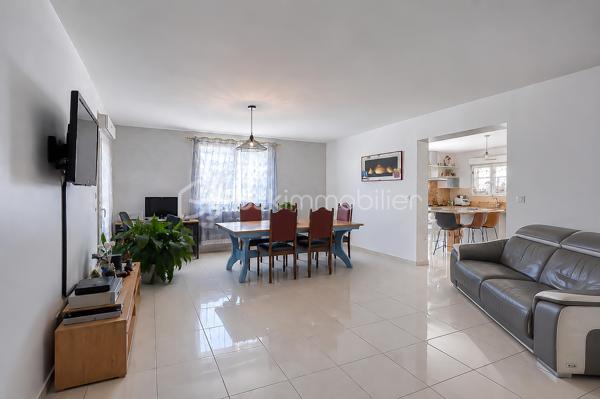 VIF (38450) – Ensemble immobilier avec habitation et local d’activité – 182 m² habitables – Atelier de 76 m² – Terrain de 825 m²

BSK Immobilier – Nicolas Sapin vous propose à la vente un ensemble immobilier rare, idéal pour un artisan, un entrepreneur ou un professionnel souhaitant réunir son activité et son lieu de vie sur une même propriété.

Situé à Vif, sur l’avenue du Général-de-Gaulle, ce bien bénéficie d’un accès rapide aux principaux axes tout en offrant un environnement mêlant activité professionnelle et habitat résidentiel.

Édifié en 2002 sur une parcelle de 825 m², cet ensemble se compose d’une maison d’habitation d’environ 182 m² et d’un espace professionnel de 76 m² comprenant un atelier ainsi que plusieurs zones de stockage. La propriété dispose également d’une terrasse, d’un jardin et d’une vaste cour permettant le stationnement de plusieurs véhicules.

Une habitation familiale aux beaux volumes

Dès l’entrée, vous découvrirez une maison pensée pour le confort du quotidien.

Le rez-de-chaussée accueille une belle pièce de vie de plus de 60 m², composée d’un salon-séjour lumineux ouvert sur une cuisine semi-ouverte entièrement aménagée et équipée avec son espace repas. Une suite parentale avec salle d’eau privative, une salle de bains, une buanderie ainsi qu’un WC indépendant complètent ce niveau.

À l’étage, l’espace nuit propose trois chambres supplémentaires, une salle d’eau avec WC ainsi qu’un vaste espace bureau de plus de 30 m² pouvant facilement être aménagé en salle de jeux, espace détente, salle de sport ou cinquième chambre selon vos besoins.

Un véritable outil de travail

Attenant à l’habitation, le local professionnel comprend un atelier/garage d’environ 56 m² complété par deux espaces de stockage d’environ 5 m² et 15 m².

Cette configuration conviendra parfaitement à un artisan, une entreprise ou une profession nécessitant un espace de stockage, un atelier ou un garage tout en profitant d’un logement de fonction directement sur place.

Prestations

Construction de 2002
Terrain de 825 m²
Chauffage par pompe à chaleur air/eau
Chauffage au sol au rez-de-chaussée
Climatisation réversible à l’étage
Menuiseries double vitrage
Volets roulants
Ballon d’eau chaude de 200 litres
VMC
Terrasse
Jardin
Cour de stationnement
Performances énergétiques

DPE : B
GES : A
Estimation des dépenses annuelles d’énergie : entre 1 360 € et 1 900 € (abonnements compris).
Informations importantes

Ce bien est implanté dans une zone à vocation artisanale et a été autorisé en tant que local d’activité avec logement de fonction. Il s’adresse principalement à un professionnel souhaitant exercer son activité tout en résidant sur place.

Un bien rare sur le secteur, offrant une solution idéale pour conjuguer vie professionnelle et vie familiale dans un même ensemble immobilier.

Pour tout renseignement complémentaire ou organiser une visite, contactez Nicolas Sapin – BSK Immobilier.