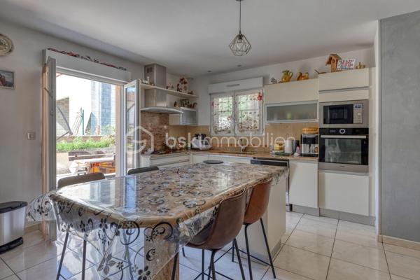 VIF (38450) – Ensemble immobilier avec habitation et local d’activité – 182 m² habitables – Atelier de 76 m² – Terrain de 825 m²

BSK Immobilier – Nicolas Sapin vous propose à la vente un ensemble immobilier rare, idéal pour un artisan, un entrepreneur ou un professionnel souhaitant réunir son activité et son lieu de vie sur une même propriété.

Situé à Vif, sur l’avenue du Général-de-Gaulle, ce bien bénéficie d’un accès rapide aux principaux axes tout en offrant un environnement mêlant activité professionnelle et habitat résidentiel.

Édifié en 2002 sur une parcelle de 825 m², cet ensemble se compose d’une maison d’habitation d’environ 182 m² et d’un espace professionnel de 76 m² comprenant un atelier ainsi que plusieurs zones de stockage. La propriété dispose également d’une terrasse, d’un jardin et d’une vaste cour permettant le stationnement de plusieurs véhicules.

Une habitation familiale aux beaux volumes

Dès l’entrée, vous découvrirez une maison pensée pour le confort du quotidien.

Le rez-de-chaussée accueille une belle pièce de vie de plus de 60 m², composée d’un salon-séjour lumineux ouvert sur une cuisine semi-ouverte entièrement aménagée et équipée avec son espace repas. Une suite parentale avec salle d’eau privative, une salle de bains, une buanderie ainsi qu’un WC indépendant complètent ce niveau.

À l’étage, l’espace nuit propose trois chambres supplémentaires, une salle d’eau avec WC ainsi qu’un vaste espace bureau de plus de 30 m² pouvant facilement être aménagé en salle de jeux, espace détente, salle de sport ou cinquième chambre selon vos besoins.

Un véritable outil de travail

Attenant à l’habitation, le local professionnel comprend un atelier/garage d’environ 56 m² complété par deux espaces de stockage d’environ 5 m² et 15 m².

Cette configuration conviendra parfaitement à un artisan, une entreprise ou une profession nécessitant un espace de stockage, un atelier ou un garage tout en profitant d’un logement de fonction directement sur place.

Prestations

Construction de 2002
Terrain de 825 m²
Chauffage par pompe à chaleur air/eau
Chauffage au sol au rez-de-chaussée
Climatisation réversible à l’étage
Menuiseries double vitrage
Volets roulants
Ballon d’eau chaude de 200 litres
VMC
Terrasse
Jardin
Cour de stationnement
Performances énergétiques

DPE : B
GES : A
Estimation des dépenses annuelles d’énergie : entre 1 360 € et 1 900 € (abonnements compris).
Informations importantes

Ce bien est implanté dans une zone à vocation artisanale et a été autorisé en tant que local d’activité avec logement de fonction. Il s’adresse principalement à un professionnel souhaitant exercer son activité tout en résidant sur place.

Un bien rare sur le secteur, offrant une solution idéale pour conjuguer vie professionnelle et vie familiale dans un même ensemble immobilier.

Pour tout renseignement complémentaire ou organiser une visite, contactez Nicolas Sapin – BSK Immobilier.
