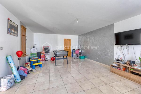 VIF (38450) – Ensemble immobilier avec habitation et local d’activité – 182 m² habitables – Atelier de 76 m² – Terrain de 825 m²

BSK Immobilier – Nicolas Sapin vous propose à la vente un ensemble immobilier rare, idéal pour un artisan, un entrepreneur ou un professionnel souhaitant réunir son activité et son lieu de vie sur une même propriété.

Situé à Vif, sur l’avenue du Général-de-Gaulle, ce bien bénéficie d’un accès rapide aux principaux axes tout en offrant un environnement mêlant activité professionnelle et habitat résidentiel.

Édifié en 2002 sur une parcelle de 825 m², cet ensemble se compose d’une maison d’habitation d’environ 182 m² et d’un espace professionnel de 76 m² comprenant un atelier ainsi que plusieurs zones de stockage. La propriété dispose également d’une terrasse, d’un jardin et d’une vaste cour permettant le stationnement de plusieurs véhicules.

Une habitation familiale aux beaux volumes

Dès l’entrée, vous découvrirez une maison pensée pour le confort du quotidien.

Le rez-de-chaussée accueille une belle pièce de vie de plus de 60 m², composée d’un salon-séjour lumineux ouvert sur une cuisine semi-ouverte entièrement aménagée et équipée avec son espace repas. Une suite parentale avec salle d’eau privative, une salle de bains, une buanderie ainsi qu’un WC indépendant complètent ce niveau.

À l’étage, l’espace nuit propose trois chambres supplémentaires, une salle d’eau avec WC ainsi qu’un vaste espace bureau de plus de 30 m² pouvant facilement être aménagé en salle de jeux, espace détente, salle de sport ou cinquième chambre selon vos besoins.

Un véritable outil de travail

Attenant à l’habitation, le local professionnel comprend un atelier/garage d’environ 56 m² complété par deux espaces de stockage d’environ 5 m² et 15 m².

Cette configuration conviendra parfaitement à un artisan, une entreprise ou une profession nécessitant un espace de stockage, un atelier ou un garage tout en profitant d’un logement de fonction directement sur place.

Prestations

Construction de 2002
Terrain de 825 m²
Chauffage par pompe à chaleur air/eau
Chauffage au sol au rez-de-chaussée
Climatisation réversible à l’étage
Menuiseries double vitrage
Volets roulants
Ballon d’eau chaude de 200 litres
VMC
Terrasse
Jardin
Cour de stationnement
Performances énergétiques

DPE : B
GES : A
Estimation des dépenses annuelles d’énergie : entre 1 360 € et 1 900 € (abonnements compris).
Informations importantes

Ce bien est implanté dans une zone à vocation artisanale et a été autorisé en tant que local d’activité avec logement de fonction. Il s’adresse principalement à un professionnel souhaitant exercer son activité tout en résidant sur place.

Un bien rare sur le secteur, offrant une solution idéale pour conjuguer vie professionnelle et vie familiale dans un même ensemble immobilier.

Pour tout renseignement complémentaire ou organiser une visite, contactez Nicolas Sapin – BSK Immobilier.