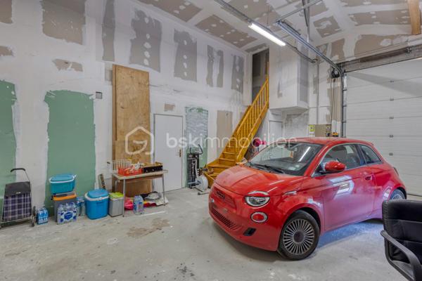 VIF (38450) – Ensemble immobilier avec habitation et local d’activité – 182 m² habitables – Atelier de 76 m² – Terrain de 825 m²

BSK Immobilier – Nicolas Sapin vous propose à la vente un ensemble immobilier rare, idéal pour un artisan, un entrepreneur ou un professionnel souhaitant réunir son activité et son lieu de vie sur une même propriété.

Situé à Vif, sur l’avenue du Général-de-Gaulle, ce bien bénéficie d’un accès rapide aux principaux axes tout en offrant un environnement mêlant activité professionnelle et habitat résidentiel.

Édifié en 2002 sur une parcelle de 825 m², cet ensemble se compose d’une maison d’habitation d’environ 182 m² et d’un espace professionnel de 76 m² comprenant un atelier ainsi que plusieurs zones de stockage. La propriété dispose également d’une terrasse, d’un jardin et d’une vaste cour permettant le stationnement de plusieurs véhicules.

Une habitation familiale aux beaux volumes

Dès l’entrée, vous découvrirez une maison pensée pour le confort du quotidien.

Le rez-de-chaussée accueille une belle pièce de vie de plus de 60 m², composée d’un salon-séjour lumineux ouvert sur une cuisine semi-ouverte entièrement aménagée et équipée avec son espace repas. Une suite parentale avec salle d’eau privative, une salle de bains, une buanderie ainsi qu’un WC indépendant complètent ce niveau.

À l’étage, l’espace nuit propose trois chambres supplémentaires, une salle d’eau avec WC ainsi qu’un vaste espace bureau de plus de 30 m² pouvant facilement être aménagé en salle de jeux, espace détente, salle de sport ou cinquième chambre selon vos besoins.

Un véritable outil de travail

Attenant à l’habitation, le local professionnel comprend un atelier/garage d’environ 56 m² complété par deux espaces de stockage d’environ 5 m² et 15 m².

Cette configuration conviendra parfaitement à un artisan, une entreprise ou une profession nécessitant un espace de stockage, un atelier ou un garage tout en profitant d’un logement de fonction directement sur place.

Prestations

Construction de 2002
Terrain de 825 m²
Chauffage par pompe à chaleur air/eau
Chauffage au sol au rez-de-chaussée
Climatisation réversible à l’étage
Menuiseries double vitrage
Volets roulants
Ballon d’eau chaude de 200 litres
VMC
Terrasse
Jardin
Cour de stationnement
Performances énergétiques

DPE : B
GES : A
Estimation des dépenses annuelles d’énergie : entre 1 360 € et 1 900 € (abonnements compris).
Informations importantes

Ce bien est implanté dans une zone à vocation artisanale et a été autorisé en tant que local d’activité avec logement de fonction. Il s’adresse principalement à un professionnel souhaitant exercer son activité tout en résidant sur place.

Un bien rare sur le secteur, offrant une solution idéale pour conjuguer vie professionnelle et vie familiale dans un même ensemble immobilier.

Pour tout renseignement complémentaire ou organiser une visite, contactez Nicolas Sapin – BSK Immobilier.