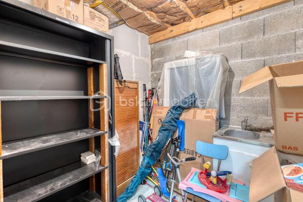 VIF (38450) – Ensemble immobilier avec habitation et local d’activité – 182 m² habitables – Atelier de 76 m² – Terrain de 825 m²

BSK Immobilier – Nicolas Sapin vous propose à la vente un ensemble immobilier rare, idéal pour un artisan, un entrepreneur ou un professionnel souhaitant réunir son activité et son lieu de vie sur une même propriété.

Situé à Vif, sur l’avenue du Général-de-Gaulle, ce bien bénéficie d’un accès rapide aux principaux axes tout en offrant un environnement mêlant activité professionnelle et habitat résidentiel.

Édifié en 2002 sur une parcelle de 825 m², cet ensemble se compose d’une maison d’habitation d’environ 182 m² et d’un espace professionnel de 76 m² comprenant un atelier ainsi que plusieurs zones de stockage. La propriété dispose également d’une terrasse, d’un jardin et d’une vaste cour permettant le stationnement de plusieurs véhicules.

Une habitation familiale aux beaux volumes

Dès l’entrée, vous découvrirez une maison pensée pour le confort du quotidien.

Le rez-de-chaussée accueille une belle pièce de vie de plus de 60 m², composée d’un salon-séjour lumineux ouvert sur une cuisine semi-ouverte entièrement aménagée et équipée avec son espace repas. Une suite parentale avec salle d’eau privative, une salle de bains, une buanderie ainsi qu’un WC indépendant complètent ce niveau.

À l’étage, l’espace nuit propose trois chambres supplémentaires, une salle d’eau avec WC ainsi qu’un vaste espace bureau de plus de 30 m² pouvant facilement être aménagé en salle de jeux, espace détente, salle de sport ou cinquième chambre selon vos besoins.

Un véritable outil de travail

Attenant à l’habitation, le local professionnel comprend un atelier/garage d’environ 56 m² complété par deux espaces de stockage d’environ 5 m² et 15 m².

Cette configuration conviendra parfaitement à un artisan, une entreprise ou une profession nécessitant un espace de stockage, un atelier ou un garage tout en profitant d’un logement de fonction directement sur place.

Prestations

Construction de 2002
Terrain de 825 m²
Chauffage par pompe à chaleur air/eau
Chauffage au sol au rez-de-chaussée
Climatisation réversible à l’étage
Menuiseries double vitrage
Volets roulants
Ballon d’eau chaude de 200 litres
VMC
Terrasse
Jardin
Cour de stationnement
Performances énergétiques

DPE : B
GES : A
Estimation des dépenses annuelles d’énergie : entre 1 360 € et 1 900 € (abonnements compris).
Informations importantes

Ce bien est implanté dans une zone à vocation artisanale et a été autorisé en tant que local d’activité avec logement de fonction. Il s’adresse principalement à un professionnel souhaitant exercer son activité tout en résidant sur place.

Un bien rare sur le secteur, offrant une solution idéale pour conjuguer vie professionnelle et vie familiale dans un même ensemble immobilier.

Pour tout renseignement complémentaire ou organiser une visite, contactez Nicolas Sapin – BSK Immobilier.