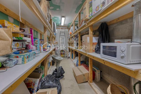 VIF (38450) – Ensemble immobilier avec habitation et local d’activité – 182 m² habitables – Atelier de 76 m² – Terrain de 825 m²

BSK Immobilier – Nicolas Sapin vous propose à la vente un ensemble immobilier rare, idéal pour un artisan, un entrepreneur ou un professionnel souhaitant réunir son activité et son lieu de vie sur une même propriété.

Situé à Vif, sur l’avenue du Général-de-Gaulle, ce bien bénéficie d’un accès rapide aux principaux axes tout en offrant un environnement mêlant activité professionnelle et habitat résidentiel.

Édifié en 2002 sur une parcelle de 825 m², cet ensemble se compose d’une maison d’habitation d’environ 182 m² et d’un espace professionnel de 76 m² comprenant un atelier ainsi que plusieurs zones de stockage. La propriété dispose également d’une terrasse, d’un jardin et d’une vaste cour permettant le stationnement de plusieurs véhicules.

Une habitation familiale aux beaux volumes

Dès l’entrée, vous découvrirez une maison pensée pour le confort du quotidien.

Le rez-de-chaussée accueille une belle pièce de vie de plus de 60 m², composée d’un salon-séjour lumineux ouvert sur une cuisine semi-ouverte entièrement aménagée et équipée avec son espace repas. Une suite parentale avec salle d’eau privative, une salle de bains, une buanderie ainsi qu’un WC indépendant complètent ce niveau.

À l’étage, l’espace nuit propose trois chambres supplémentaires, une salle d’eau avec WC ainsi qu’un vaste espace bureau de plus de 30 m² pouvant facilement être aménagé en salle de jeux, espace détente, salle de sport ou cinquième chambre selon vos besoins.

Un véritable outil de travail

Attenant à l’habitation, le local professionnel comprend un atelier/garage d’environ 56 m² complété par deux espaces de stockage d’environ 5 m² et 15 m².

Cette configuration conviendra parfaitement à un artisan, une entreprise ou une profession nécessitant un espace de stockage, un atelier ou un garage tout en profitant d’un logement de fonction directement sur place.

Prestations

Construction de 2002
Terrain de 825 m²
Chauffage par pompe à chaleur air/eau
Chauffage au sol au rez-de-chaussée
Climatisation réversible à l’étage
Menuiseries double vitrage
Volets roulants
Ballon d’eau chaude de 200 litres
VMC
Terrasse
Jardin
Cour de stationnement
Performances énergétiques

DPE : B
GES : A
Estimation des dépenses annuelles d’énergie : entre 1 360 € et 1 900 € (abonnements compris).
Informations importantes

Ce bien est implanté dans une zone à vocation artisanale et a été autorisé en tant que local d’activité avec logement de fonction. Il s’adresse principalement à un professionnel souhaitant exercer son activité tout en résidant sur place.

Un bien rare sur le secteur, offrant une solution idéale pour conjuguer vie professionnelle et vie familiale dans un même ensemble immobilier.

Pour tout renseignement complémentaire ou organiser une visite, contactez Nicolas Sapin – BSK Immobilier.