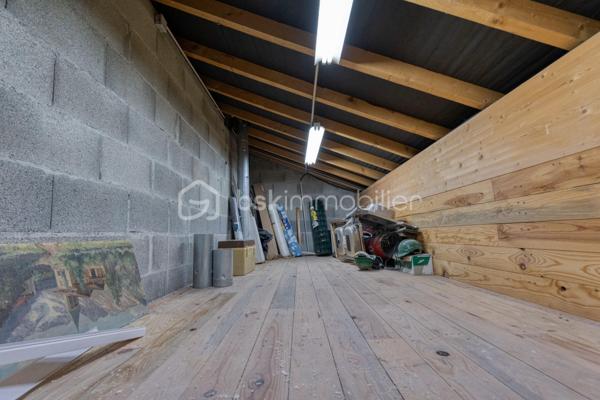 VIF (38450) – Ensemble immobilier avec habitation et local d’activité – 182 m² habitables – Atelier de 76 m² – Terrain de 825 m²

BSK Immobilier – Nicolas Sapin vous propose à la vente un ensemble immobilier rare, idéal pour un artisan, un entrepreneur ou un professionnel souhaitant réunir son activité et son lieu de vie sur une même propriété.

Situé à Vif, sur l’avenue du Général-de-Gaulle, ce bien bénéficie d’un accès rapide aux principaux axes tout en offrant un environnement mêlant activité professionnelle et habitat résidentiel.

Édifié en 2002 sur une parcelle de 825 m², cet ensemble se compose d’une maison d’habitation d’environ 182 m² et d’un espace professionnel de 76 m² comprenant un atelier ainsi que plusieurs zones de stockage. La propriété dispose également d’une terrasse, d’un jardin et d’une vaste cour permettant le stationnement de plusieurs véhicules.

Une habitation familiale aux beaux volumes

Dès l’entrée, vous découvrirez une maison pensée pour le confort du quotidien.

Le rez-de-chaussée accueille une belle pièce de vie de plus de 60 m², composée d’un salon-séjour lumineux ouvert sur une cuisine semi-ouverte entièrement aménagée et équipée avec son espace repas. Une suite parentale avec salle d’eau privative, une salle de bains, une buanderie ainsi qu’un WC indépendant complètent ce niveau.

À l’étage, l’espace nuit propose trois chambres supplémentaires, une salle d’eau avec WC ainsi qu’un vaste espace bureau de plus de 30 m² pouvant facilement être aménagé en salle de jeux, espace détente, salle de sport ou cinquième chambre selon vos besoins.

Un véritable outil de travail

Attenant à l’habitation, le local professionnel comprend un atelier/garage d’environ 56 m² complété par deux espaces de stockage d’environ 5 m² et 15 m².

Cette configuration conviendra parfaitement à un artisan, une entreprise ou une profession nécessitant un espace de stockage, un atelier ou un garage tout en profitant d’un logement de fonction directement sur place.

Prestations

Construction de 2002
Terrain de 825 m²
Chauffage par pompe à chaleur air/eau
Chauffage au sol au rez-de-chaussée
Climatisation réversible à l’étage
Menuiseries double vitrage
Volets roulants
Ballon d’eau chaude de 200 litres
VMC
Terrasse
Jardin
Cour de stationnement
Performances énergétiques

DPE : B
GES : A
Estimation des dépenses annuelles d’énergie : entre 1 360 € et 1 900 € (abonnements compris).
Informations importantes

Ce bien est implanté dans une zone à vocation artisanale et a été autorisé en tant que local d’activité avec logement de fonction. Il s’adresse principalement à un professionnel souhaitant exercer son activité tout en résidant sur place.

Un bien rare sur le secteur, offrant une solution idéale pour conjuguer vie professionnelle et vie familiale dans un même ensemble immobilier.

Pour tout renseignement complémentaire ou organiser une visite, contactez Nicolas Sapin – BSK Immobilier.