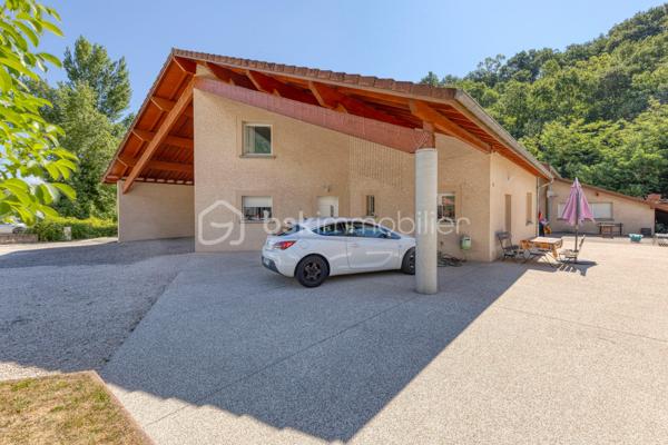 VIF (38450) – Ensemble immobilier avec habitation et local d’activité – 182 m² habitables – Atelier de 76 m² – Terrain de 825 m²

BSK Immobilier – Nicolas Sapin vous propose à la vente un ensemble immobilier rare, idéal pour un artisan, un entrepreneur ou un professionnel souhaitant réunir son activité et son lieu de vie sur une même propriété.

Situé à Vif, sur l’avenue du Général-de-Gaulle, ce bien bénéficie d’un accès rapide aux principaux axes tout en offrant un environnement mêlant activité professionnelle et habitat résidentiel.

Édifié en 2002 sur une parcelle de 825 m², cet ensemble se compose d’une maison d’habitation d’environ 182 m² et d’un espace professionnel de 76 m² comprenant un atelier ainsi que plusieurs zones de stockage. La propriété dispose également d’une terrasse, d’un jardin et d’une vaste cour permettant le stationnement de plusieurs véhicules.

Une habitation familiale aux beaux volumes

Dès l’entrée, vous découvrirez une maison pensée pour le confort du quotidien.

Le rez-de-chaussée accueille une belle pièce de vie de plus de 60 m², composée d’un salon-séjour lumineux ouvert sur une cuisine semi-ouverte entièrement aménagée et équipée avec son espace repas. Une suite parentale avec salle d’eau privative, une salle de bains, une buanderie ainsi qu’un WC indépendant complètent ce niveau.

À l’étage, l’espace nuit propose trois chambres supplémentaires, une salle d’eau avec WC ainsi qu’un vaste espace bureau de plus de 30 m² pouvant facilement être aménagé en salle de jeux, espace détente, salle de sport ou cinquième chambre selon vos besoins.

Un véritable outil de travail

Attenant à l’habitation, le local professionnel comprend un atelier/garage d’environ 56 m² complété par deux espaces de stockage d’environ 5 m² et 15 m².

Cette configuration conviendra parfaitement à un artisan, une entreprise ou une profession nécessitant un espace de stockage, un atelier ou un garage tout en profitant d’un logement de fonction directement sur place.

Prestations

Construction de 2002
Terrain de 825 m²
Chauffage par pompe à chaleur air/eau
Chauffage au sol au rez-de-chaussée
Climatisation réversible à l’étage
Menuiseries double vitrage
Volets roulants
Ballon d’eau chaude de 200 litres
VMC
Terrasse
Jardin
Cour de stationnement
Performances énergétiques

DPE : B
GES : A
Estimation des dépenses annuelles d’énergie : entre 1 360 € et 1 900 € (abonnements compris).
Informations importantes

Ce bien est implanté dans une zone à vocation artisanale et a été autorisé en tant que local d’activité avec logement de fonction. Il s’adresse principalement à un professionnel souhaitant exercer son activité tout en résidant sur place.

Un bien rare sur le secteur, offrant une solution idéale pour conjuguer vie professionnelle et vie familiale dans un même ensemble immobilier.

Pour tout renseignement complémentaire ou organiser une visite, contactez Nicolas Sapin – BSK Immobilier.