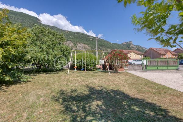 VIF (38450) – Ensemble immobilier avec habitation et local d’activité – 182 m² habitables – Atelier de 76 m² – Terrain de 825 m²

BSK Immobilier – Nicolas Sapin vous propose à la vente un ensemble immobilier rare, idéal pour un artisan, un entrepreneur ou un professionnel souhaitant réunir son activité et son lieu de vie sur une même propriété.

Situé à Vif, sur l’avenue du Général-de-Gaulle, ce bien bénéficie d’un accès rapide aux principaux axes tout en offrant un environnement mêlant activité professionnelle et habitat résidentiel.

Édifié en 2002 sur une parcelle de 825 m², cet ensemble se compose d’une maison d’habitation d’environ 182 m² et d’un espace professionnel de 76 m² comprenant un atelier ainsi que plusieurs zones de stockage. La propriété dispose également d’une terrasse, d’un jardin et d’une vaste cour permettant le stationnement de plusieurs véhicules.

Une habitation familiale aux beaux volumes

Dès l’entrée, vous découvrirez une maison pensée pour le confort du quotidien.

Le rez-de-chaussée accueille une belle pièce de vie de plus de 60 m², composée d’un salon-séjour lumineux ouvert sur une cuisine semi-ouverte entièrement aménagée et équipée avec son espace repas. Une suite parentale avec salle d’eau privative, une salle de bains, une buanderie ainsi qu’un WC indépendant complètent ce niveau.

À l’étage, l’espace nuit propose trois chambres supplémentaires, une salle d’eau avec WC ainsi qu’un vaste espace bureau de plus de 30 m² pouvant facilement être aménagé en salle de jeux, espace détente, salle de sport ou cinquième chambre selon vos besoins.

Un véritable outil de travail

Attenant à l’habitation, le local professionnel comprend un atelier/garage d’environ 56 m² complété par deux espaces de stockage d’environ 5 m² et 15 m².

Cette configuration conviendra parfaitement à un artisan, une entreprise ou une profession nécessitant un espace de stockage, un atelier ou un garage tout en profitant d’un logement de fonction directement sur place.

Prestations

Construction de 2002
Terrain de 825 m²
Chauffage par pompe à chaleur air/eau
Chauffage au sol au rez-de-chaussée
Climatisation réversible à l’étage
Menuiseries double vitrage
Volets roulants
Ballon d’eau chaude de 200 litres
VMC
Terrasse
Jardin
Cour de stationnement
Performances énergétiques

DPE : B
GES : A
Estimation des dépenses annuelles d’énergie : entre 1 360 € et 1 900 € (abonnements compris).
Informations importantes

Ce bien est implanté dans une zone à vocation artisanale et a été autorisé en tant que local d’activité avec logement de fonction. Il s’adresse principalement à un professionnel souhaitant exercer son activité tout en résidant sur place.

Un bien rare sur le secteur, offrant une solution idéale pour conjuguer vie professionnelle et vie familiale dans un même ensemble immobilier.

Pour tout renseignement complémentaire ou organiser une visite, contactez Nicolas Sapin – BSK Immobilier.