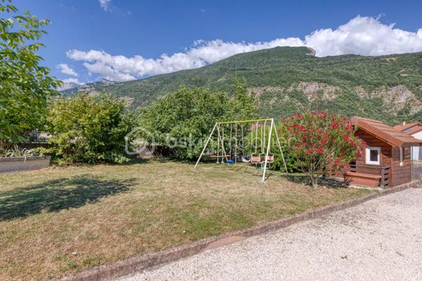 VIF (38450) – Ensemble immobilier avec habitation et local d’activité – 182 m² habitables – Atelier de 76 m² – Terrain de 825 m²

BSK Immobilier – Nicolas Sapin vous propose à la vente un ensemble immobilier rare, idéal pour un artisan, un entrepreneur ou un professionnel souhaitant réunir son activité et son lieu de vie sur une même propriété.

Situé à Vif, sur l’avenue du Général-de-Gaulle, ce bien bénéficie d’un accès rapide aux principaux axes tout en offrant un environnement mêlant activité professionnelle et habitat résidentiel.

Édifié en 2002 sur une parcelle de 825 m², cet ensemble se compose d’une maison d’habitation d’environ 182 m² et d’un espace professionnel de 76 m² comprenant un atelier ainsi que plusieurs zones de stockage. La propriété dispose également d’une terrasse, d’un jardin et d’une vaste cour permettant le stationnement de plusieurs véhicules.

Une habitation familiale aux beaux volumes

Dès l’entrée, vous découvrirez une maison pensée pour le confort du quotidien.

Le rez-de-chaussée accueille une belle pièce de vie de plus de 60 m², composée d’un salon-séjour lumineux ouvert sur une cuisine semi-ouverte entièrement aménagée et équipée avec son espace repas. Une suite parentale avec salle d’eau privative, une salle de bains, une buanderie ainsi qu’un WC indépendant complètent ce niveau.

À l’étage, l’espace nuit propose trois chambres supplémentaires, une salle d’eau avec WC ainsi qu’un vaste espace bureau de plus de 30 m² pouvant facilement être aménagé en salle de jeux, espace détente, salle de sport ou cinquième chambre selon vos besoins.

Un véritable outil de travail

Attenant à l’habitation, le local professionnel comprend un atelier/garage d’environ 56 m² complété par deux espaces de stockage d’environ 5 m² et 15 m².

Cette configuration conviendra parfaitement à un artisan, une entreprise ou une profession nécessitant un espace de stockage, un atelier ou un garage tout en profitant d’un logement de fonction directement sur place.

Prestations

Construction de 2002
Terrain de 825 m²
Chauffage par pompe à chaleur air/eau
Chauffage au sol au rez-de-chaussée
Climatisation réversible à l’étage
Menuiseries double vitrage
Volets roulants
Ballon d’eau chaude de 200 litres
VMC
Terrasse
Jardin
Cour de stationnement
Performances énergétiques

DPE : B
GES : A
Estimation des dépenses annuelles d’énergie : entre 1 360 € et 1 900 € (abonnements compris).
Informations importantes

Ce bien est implanté dans une zone à vocation artisanale et a été autorisé en tant que local d’activité avec logement de fonction. Il s’adresse principalement à un professionnel souhaitant exercer son activité tout en résidant sur place.

Un bien rare sur le secteur, offrant une solution idéale pour conjuguer vie professionnelle et vie familiale dans un même ensemble immobilier.

Pour tout renseignement complémentaire ou organiser une visite, contactez Nicolas Sapin – BSK Immobilier.