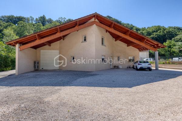 VIF (38450) – Ensemble immobilier avec habitation et local d’activité – 182 m² habitables – Atelier de 76 m² – Terrain de 825 m²

BSK Immobilier – Nicolas Sapin vous propose à la vente un ensemble immobilier rare, idéal pour un artisan, un entrepreneur ou un professionnel souhaitant réunir son activité et son lieu de vie sur une même propriété.

Situé à Vif, sur l’avenue du Général-de-Gaulle, ce bien bénéficie d’un accès rapide aux principaux axes tout en offrant un environnement mêlant activité professionnelle et habitat résidentiel.

Édifié en 2002 sur une parcelle de 825 m², cet ensemble se compose d’une maison d’habitation d’environ 182 m² et d’un espace professionnel de 76 m² comprenant un atelier ainsi que plusieurs zones de stockage. La propriété dispose également d’une terrasse, d’un jardin et d’une vaste cour permettant le stationnement de plusieurs véhicules.

Une habitation familiale aux beaux volumes

Dès l’entrée, vous découvrirez une maison pensée pour le confort du quotidien.

Le rez-de-chaussée accueille une belle pièce de vie de plus de 60 m², composée d’un salon-séjour lumineux ouvert sur une cuisine semi-ouverte entièrement aménagée et équipée avec son espace repas. Une suite parentale avec salle d’eau privative, une salle de bains, une buanderie ainsi qu’un WC indépendant complètent ce niveau.

À l’étage, l’espace nuit propose trois chambres supplémentaires, une salle d’eau avec WC ainsi qu’un vaste espace bureau de plus de 30 m² pouvant facilement être aménagé en salle de jeux, espace détente, salle de sport ou cinquième chambre selon vos besoins.

Un véritable outil de travail

Attenant à l’habitation, le local professionnel comprend un atelier/garage d’environ 56 m² complété par deux espaces de stockage d’environ 5 m² et 15 m².

Cette configuration conviendra parfaitement à un artisan, une entreprise ou une profession nécessitant un espace de stockage, un atelier ou un garage tout en profitant d’un logement de fonction directement sur place.

Prestations

Construction de 2002
Terrain de 825 m²
Chauffage par pompe à chaleur air/eau
Chauffage au sol au rez-de-chaussée
Climatisation réversible à l’étage
Menuiseries double vitrage
Volets roulants
Ballon d’eau chaude de 200 litres
VMC
Terrasse
Jardin
Cour de stationnement
Performances énergétiques

DPE : B
GES : A
Estimation des dépenses annuelles d’énergie : entre 1 360 € et 1 900 € (abonnements compris).
Informations importantes

Ce bien est implanté dans une zone à vocation artisanale et a été autorisé en tant que local d’activité avec logement de fonction. Il s’adresse principalement à un professionnel souhaitant exercer son activité tout en résidant sur place.

Un bien rare sur le secteur, offrant une solution idéale pour conjuguer vie professionnelle et vie familiale dans un même ensemble immobilier.

Pour tout renseignement complémentaire ou organiser une visite, contactez Nicolas Sapin – BSK Immobilier.
