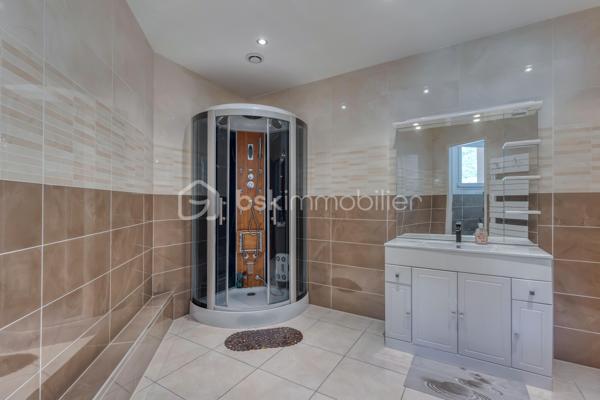 VIF (38450) – Ensemble immobilier avec habitation et local d’activité – 182 m² habitables – Atelier de 76 m² – Terrain de 825 m²

BSK Immobilier – Nicolas Sapin vous propose à la vente un ensemble immobilier rare, idéal pour un artisan, un entrepreneur ou un professionnel souhaitant réunir son activité et son lieu de vie sur une même propriété.

Situé à Vif, sur l’avenue du Général-de-Gaulle, ce bien bénéficie d’un accès rapide aux principaux axes tout en offrant un environnement mêlant activité professionnelle et habitat résidentiel.

Édifié en 2002 sur une parcelle de 825 m², cet ensemble se compose d’une maison d’habitation d’environ 182 m² et d’un espace professionnel de 76 m² comprenant un atelier ainsi que plusieurs zones de stockage. La propriété dispose également d’une terrasse, d’un jardin et d’une vaste cour permettant le stationnement de plusieurs véhicules.

Une habitation familiale aux beaux volumes

Dès l’entrée, vous découvrirez une maison pensée pour le confort du quotidien.

Le rez-de-chaussée accueille une belle pièce de vie de plus de 60 m², composée d’un salon-séjour lumineux ouvert sur une cuisine semi-ouverte entièrement aménagée et équipée avec son espace repas. Une suite parentale avec salle d’eau privative, une salle de bains, une buanderie ainsi qu’un WC indépendant complètent ce niveau.

À l’étage, l’espace nuit propose trois chambres supplémentaires, une salle d’eau avec WC ainsi qu’un vaste espace bureau de plus de 30 m² pouvant facilement être aménagé en salle de jeux, espace détente, salle de sport ou cinquième chambre selon vos besoins.

Un véritable outil de travail

Attenant à l’habitation, le local professionnel comprend un atelier/garage d’environ 56 m² complété par deux espaces de stockage d’environ 5 m² et 15 m².

Cette configuration conviendra parfaitement à un artisan, une entreprise ou une profession nécessitant un espace de stockage, un atelier ou un garage tout en profitant d’un logement de fonction directement sur place.

Prestations

Construction de 2002
Terrain de 825 m²
Chauffage par pompe à chaleur air/eau
Chauffage au sol au rez-de-chaussée
Climatisation réversible à l’étage
Menuiseries double vitrage
Volets roulants
Ballon d’eau chaude de 200 litres
VMC
Terrasse
Jardin
Cour de stationnement
Performances énergétiques

DPE : B
GES : A
Estimation des dépenses annuelles d’énergie : entre 1 360 € et 1 900 € (abonnements compris).
Informations importantes

Ce bien est implanté dans une zone à vocation artisanale et a été autorisé en tant que local d’activité avec logement de fonction. Il s’adresse principalement à un professionnel souhaitant exercer son activité tout en résidant sur place.

Un bien rare sur le secteur, offrant une solution idéale pour conjuguer vie professionnelle et vie familiale dans un même ensemble immobilier.

Pour tout renseignement complémentaire ou organiser une visite, contactez Nicolas Sapin – BSK Immobilier.