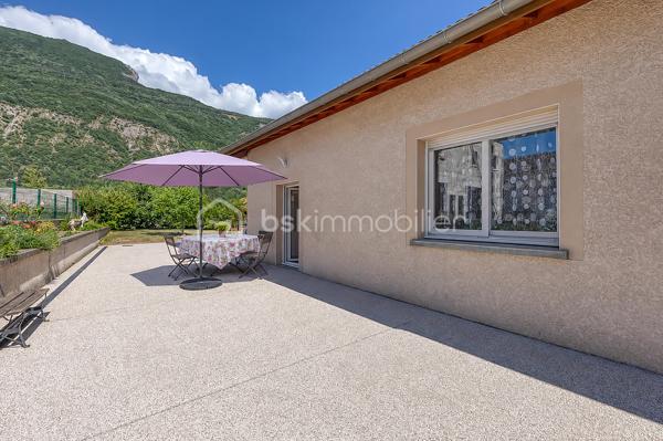 VIF (38450) – Ensemble immobilier avec habitation et local d’activité – 182 m² habitables – Atelier de 76 m² – Terrain de 825 m²

BSK Immobilier – Nicolas Sapin vous propose à la vente un ensemble immobilier rare, idéal pour un artisan, un entrepreneur ou un professionnel souhaitant réunir son activité et son lieu de vie sur une même propriété.

Situé à Vif, sur l’avenue du Général-de-Gaulle, ce bien bénéficie d’un accès rapide aux principaux axes tout en offrant un environnement mêlant activité professionnelle et habitat résidentiel.

Édifié en 2002 sur une parcelle de 825 m², cet ensemble se compose d’une maison d’habitation d’environ 182 m² et d’un espace professionnel de 76 m² comprenant un atelier ainsi que plusieurs zones de stockage. La propriété dispose également d’une terrasse, d’un jardin et d’une vaste cour permettant le stationnement de plusieurs véhicules.

Une habitation familiale aux beaux volumes

Dès l’entrée, vous découvrirez une maison pensée pour le confort du quotidien.

Le rez-de-chaussée accueille une belle pièce de vie de plus de 60 m², composée d’un salon-séjour lumineux ouvert sur une cuisine semi-ouverte entièrement aménagée et équipée avec son espace repas. Une suite parentale avec salle d’eau privative, une salle de bains, une buanderie ainsi qu’un WC indépendant complètent ce niveau.

À l’étage, l’espace nuit propose trois chambres supplémentaires, une salle d’eau avec WC ainsi qu’un vaste espace bureau de plus de 30 m² pouvant facilement être aménagé en salle de jeux, espace détente, salle de sport ou cinquième chambre selon vos besoins.

Un véritable outil de travail

Attenant à l’habitation, le local professionnel comprend un atelier/garage d’environ 56 m² complété par deux espaces de stockage d’environ 5 m² et 15 m².

Cette configuration conviendra parfaitement à un artisan, une entreprise ou une profession nécessitant un espace de stockage, un atelier ou un garage tout en profitant d’un logement de fonction directement sur place.

Prestations

Construction de 2002
Terrain de 825 m²
Chauffage par pompe à chaleur air/eau
Chauffage au sol au rez-de-chaussée
Climatisation réversible à l’étage
Menuiseries double vitrage
Volets roulants
Ballon d’eau chaude de 200 litres
VMC
Terrasse
Jardin
Cour de stationnement
Performances énergétiques

DPE : B
GES : A
Estimation des dépenses annuelles d’énergie : entre 1 360 € et 1 900 € (abonnements compris).
Informations importantes

Ce bien est implanté dans une zone à vocation artisanale et a été autorisé en tant que local d’activité avec logement de fonction. Il s’adresse principalement à un professionnel souhaitant exercer son activité tout en résidant sur place.

Un bien rare sur le secteur, offrant une solution idéale pour conjuguer vie professionnelle et vie familiale dans un même ensemble immobilier.

Pour tout renseignement complémentaire ou organiser une visite, contactez Nicolas Sapin – BSK Immobilier.