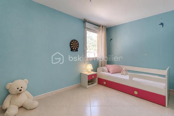 VIF (38450) – Ensemble immobilier avec habitation et local d’activité – 182 m² habitables – Atelier de 76 m² – Terrain de 825 m²

BSK Immobilier – Nicolas Sapin vous propose à la vente un ensemble immobilier rare, idéal pour un artisan, un entrepreneur ou un professionnel souhaitant réunir son activité et son lieu de vie sur une même propriété.

Situé à Vif, sur l’avenue du Général-de-Gaulle, ce bien bénéficie d’un accès rapide aux principaux axes tout en offrant un environnement mêlant activité professionnelle et habitat résidentiel.

Édifié en 2002 sur une parcelle de 825 m², cet ensemble se compose d’une maison d’habitation d’environ 182 m² et d’un espace professionnel de 76 m² comprenant un atelier ainsi que plusieurs zones de stockage. La propriété dispose également d’une terrasse, d’un jardin et d’une vaste cour permettant le stationnement de plusieurs véhicules.

Une habitation familiale aux beaux volumes

Dès l’entrée, vous découvrirez une maison pensée pour le confort du quotidien.

Le rez-de-chaussée accueille une belle pièce de vie de plus de 60 m², composée d’un salon-séjour lumineux ouvert sur une cuisine semi-ouverte entièrement aménagée et équipée avec son espace repas. Une suite parentale avec salle d’eau privative, une salle de bains, une buanderie ainsi qu’un WC indépendant complètent ce niveau.

À l’étage, l’espace nuit propose trois chambres supplémentaires, une salle d’eau avec WC ainsi qu’un vaste espace bureau de plus de 30 m² pouvant facilement être aménagé en salle de jeux, espace détente, salle de sport ou cinquième chambre selon vos besoins.

Un véritable outil de travail

Attenant à l’habitation, le local professionnel comprend un atelier/garage d’environ 56 m² complété par deux espaces de stockage d’environ 5 m² et 15 m².

Cette configuration conviendra parfaitement à un artisan, une entreprise ou une profession nécessitant un espace de stockage, un atelier ou un garage tout en profitant d’un logement de fonction directement sur place.

Prestations

Construction de 2002
Terrain de 825 m²
Chauffage par pompe à chaleur air/eau
Chauffage au sol au rez-de-chaussée
Climatisation réversible à l’étage
Menuiseries double vitrage
Volets roulants
Ballon d’eau chaude de 200 litres
VMC
Terrasse
Jardin
Cour de stationnement
Performances énergétiques

DPE : B
GES : A
Estimation des dépenses annuelles d’énergie : entre 1 360 € et 1 900 € (abonnements compris).
Informations importantes

Ce bien est implanté dans une zone à vocation artisanale et a été autorisé en tant que local d’activité avec logement de fonction. Il s’adresse principalement à un professionnel souhaitant exercer son activité tout en résidant sur place.

Un bien rare sur le secteur, offrant une solution idéale pour conjuguer vie professionnelle et vie familiale dans un même ensemble immobilier.

Pour tout renseignement complémentaire ou organiser une visite, contactez Nicolas Sapin – BSK Immobilier.