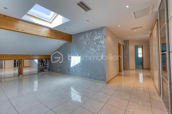 VIF (38450) – Ensemble immobilier avec habitation et local d’activité – 182 m² habitables – Atelier de 76 m² – Terrain de 825 m²

BSK Immobilier – Nicolas Sapin vous propose à la vente un ensemble immobilier rare, idéal pour un artisan, un entrepreneur ou un professionnel souhaitant réunir son activité et son lieu de vie sur une même propriété.

Situé à Vif, sur l’avenue du Général-de-Gaulle, ce bien bénéficie d’un accès rapide aux principaux axes tout en offrant un environnement mêlant activité professionnelle et habitat résidentiel.

Édifié en 2002 sur une parcelle de 825 m², cet ensemble se compose d’une maison d’habitation d’environ 182 m² et d’un espace professionnel de 76 m² comprenant un atelier ainsi que plusieurs zones de stockage. La propriété dispose également d’une terrasse, d’un jardin et d’une vaste cour permettant le stationnement de plusieurs véhicules.

Une habitation familiale aux beaux volumes

Dès l’entrée, vous découvrirez une maison pensée pour le confort du quotidien.

Le rez-de-chaussée accueille une belle pièce de vie de plus de 60 m², composée d’un salon-séjour lumineux ouvert sur une cuisine semi-ouverte entièrement aménagée et équipée avec son espace repas. Une suite parentale avec salle d’eau privative, une salle de bains, une buanderie ainsi qu’un WC indépendant complètent ce niveau.

À l’étage, l’espace nuit propose trois chambres supplémentaires, une salle d’eau avec WC ainsi qu’un vaste espace bureau de plus de 30 m² pouvant facilement être aménagé en salle de jeux, espace détente, salle de sport ou cinquième chambre selon vos besoins.

Un véritable outil de travail

Attenant à l’habitation, le local professionnel comprend un atelier/garage d’environ 56 m² complété par deux espaces de stockage d’environ 5 m² et 15 m².

Cette configuration conviendra parfaitement à un artisan, une entreprise ou une profession nécessitant un espace de stockage, un atelier ou un garage tout en profitant d’un logement de fonction directement sur place.

Prestations

Construction de 2002
Terrain de 825 m²
Chauffage par pompe à chaleur air/eau
Chauffage au sol au rez-de-chaussée
Climatisation réversible à l’étage
Menuiseries double vitrage
Volets roulants
Ballon d’eau chaude de 200 litres
VMC
Terrasse
Jardin
Cour de stationnement
Performances énergétiques

DPE : B
GES : A
Estimation des dépenses annuelles d’énergie : entre 1 360 € et 1 900 € (abonnements compris).
Informations importantes

Ce bien est implanté dans une zone à vocation artisanale et a été autorisé en tant que local d’activité avec logement de fonction. Il s’adresse principalement à un professionnel souhaitant exercer son activité tout en résidant sur place.

Un bien rare sur le secteur, offrant une solution idéale pour conjuguer vie professionnelle et vie familiale dans un même ensemble immobilier.

Pour tout renseignement complémentaire ou organiser une visite, contactez Nicolas Sapin – BSK Immobilier.