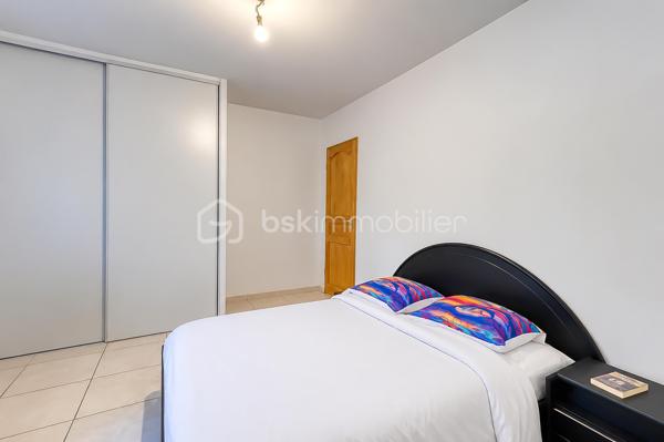 VIF (38450) – Ensemble immobilier avec habitation et local d’activité – 182 m² habitables – Atelier de 76 m² – Terrain de 825 m²

BSK Immobilier – Nicolas Sapin vous propose à la vente un ensemble immobilier rare, idéal pour un artisan, un entrepreneur ou un professionnel souhaitant réunir son activité et son lieu de vie sur une même propriété.

Situé à Vif, sur l’avenue du Général-de-Gaulle, ce bien bénéficie d’un accès rapide aux principaux axes tout en offrant un environnement mêlant activité professionnelle et habitat résidentiel.

Édifié en 2002 sur une parcelle de 825 m², cet ensemble se compose d’une maison d’habitation d’environ 182 m² et d’un espace professionnel de 76 m² comprenant un atelier ainsi que plusieurs zones de stockage. La propriété dispose également d’une terrasse, d’un jardin et d’une vaste cour permettant le stationnement de plusieurs véhicules.

Une habitation familiale aux beaux volumes

Dès l’entrée, vous découvrirez une maison pensée pour le confort du quotidien.

Le rez-de-chaussée accueille une belle pièce de vie de plus de 60 m², composée d’un salon-séjour lumineux ouvert sur une cuisine semi-ouverte entièrement aménagée et équipée avec son espace repas. Une suite parentale avec salle d’eau privative, une salle de bains, une buanderie ainsi qu’un WC indépendant complètent ce niveau.

À l’étage, l’espace nuit propose trois chambres supplémentaires, une salle d’eau avec WC ainsi qu’un vaste espace bureau de plus de 30 m² pouvant facilement être aménagé en salle de jeux, espace détente, salle de sport ou cinquième chambre selon vos besoins.

Un véritable outil de travail

Attenant à l’habitation, le local professionnel comprend un atelier/garage d’environ 56 m² complété par deux espaces de stockage d’environ 5 m² et 15 m².

Cette configuration conviendra parfaitement à un artisan, une entreprise ou une profession nécessitant un espace de stockage, un atelier ou un garage tout en profitant d’un logement de fonction directement sur place.

Prestations

Construction de 2002
Terrain de 825 m²
Chauffage par pompe à chaleur air/eau
Chauffage au sol au rez-de-chaussée
Climatisation réversible à l’étage
Menuiseries double vitrage
Volets roulants
Ballon d’eau chaude de 200 litres
VMC
Terrasse
Jardin
Cour de stationnement
Performances énergétiques

DPE : B
GES : A
Estimation des dépenses annuelles d’énergie : entre 1 360 € et 1 900 € (abonnements compris).
Informations importantes

Ce bien est implanté dans une zone à vocation artisanale et a été autorisé en tant que local d’activité avec logement de fonction. Il s’adresse principalement à un professionnel souhaitant exercer son activité tout en résidant sur place.

Un bien rare sur le secteur, offrant une solution idéale pour conjuguer vie professionnelle et vie familiale dans un même ensemble immobilier.

Pour tout renseignement complémentaire ou organiser une visite, contactez Nicolas Sapin – BSK Immobilier.