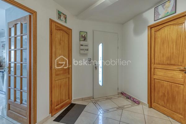 VIF (38450) – Ensemble immobilier avec habitation et local d’activité – 182 m² habitables – Atelier de 76 m² – Terrain de 825 m²

BSK Immobilier – Nicolas Sapin vous propose à la vente un ensemble immobilier rare, idéal pour un artisan, un entrepreneur ou un professionnel souhaitant réunir son activité et son lieu de vie sur une même propriété.

Situé à Vif, sur l’avenue du Général-de-Gaulle, ce bien bénéficie d’un accès rapide aux principaux axes tout en offrant un environnement mêlant activité professionnelle et habitat résidentiel.

Édifié en 2002 sur une parcelle de 825 m², cet ensemble se compose d’une maison d’habitation d’environ 182 m² et d’un espace professionnel de 76 m² comprenant un atelier ainsi que plusieurs zones de stockage. La propriété dispose également d’une terrasse, d’un jardin et d’une vaste cour permettant le stationnement de plusieurs véhicules.

Une habitation familiale aux beaux volumes

Dès l’entrée, vous découvrirez une maison pensée pour le confort du quotidien.

Le rez-de-chaussée accueille une belle pièce de vie de plus de 60 m², composée d’un salon-séjour lumineux ouvert sur une cuisine semi-ouverte entièrement aménagée et équipée avec son espace repas. Une suite parentale avec salle d’eau privative, une salle de bains, une buanderie ainsi qu’un WC indépendant complètent ce niveau.

À l’étage, l’espace nuit propose trois chambres supplémentaires, une salle d’eau avec WC ainsi qu’un vaste espace bureau de plus de 30 m² pouvant facilement être aménagé en salle de jeux, espace détente, salle de sport ou cinquième chambre selon vos besoins.

Un véritable outil de travail

Attenant à l’habitation, le local professionnel comprend un atelier/garage d’environ 56 m² complété par deux espaces de stockage d’environ 5 m² et 15 m².

Cette configuration conviendra parfaitement à un artisan, une entreprise ou une profession nécessitant un espace de stockage, un atelier ou un garage tout en profitant d’un logement de fonction directement sur place.

Prestations

Construction de 2002
Terrain de 825 m²
Chauffage par pompe à chaleur air/eau
Chauffage au sol au rez-de-chaussée
Climatisation réversible à l’étage
Menuiseries double vitrage
Volets roulants
Ballon d’eau chaude de 200 litres
VMC
Terrasse
Jardin
Cour de stationnement
Performances énergétiques

DPE : B
GES : A
Estimation des dépenses annuelles d’énergie : entre 1 360 € et 1 900 € (abonnements compris).
Informations importantes

Ce bien est implanté dans une zone à vocation artisanale et a été autorisé en tant que local d’activité avec logement de fonction. Il s’adresse principalement à un professionnel souhaitant exercer son activité tout en résidant sur place.

Un bien rare sur le secteur, offrant une solution idéale pour conjuguer vie professionnelle et vie familiale dans un même ensemble immobilier.

Pour tout renseignement complémentaire ou organiser une visite, contactez Nicolas Sapin – BSK Immobilier.