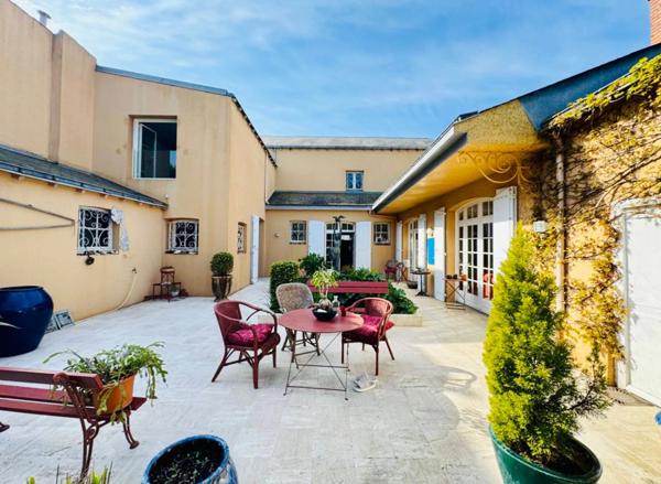LA ROCHE SUR YON (85) - PENTAGONE - MAISON DE CARACTERE BOURREE DE CHARME AVEC PISCINE ET JARDIN CLOS