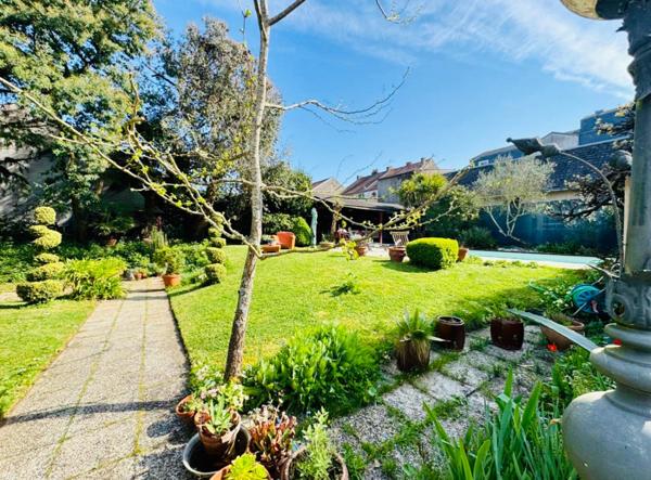 LA ROCHE SUR YON (85) - PENTAGONE - MAISON DE CARACTERE BOURREE DE CHARME AVEC PISCINE ET JARDIN CLOS