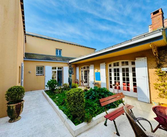 LA ROCHE SUR YON (85) - PENTAGONE - MAISON DE CARACTERE BOURREE DE CHARME AVEC PISCINE ET JARDIN CLOS