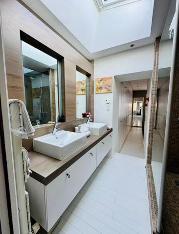 LA ROCHE SUR YON (85) - PENTAGONE - MAISON DE CARACTERE BOURREE DE CHARME AVEC PISCINE ET JARDIN CLOS