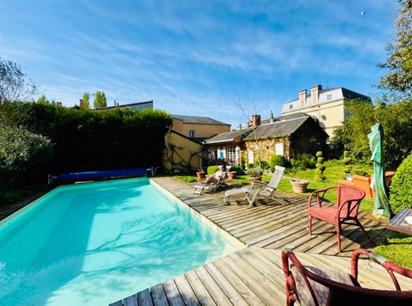 LA ROCHE SUR YON (85) - PENTAGONE - MAISON DE CARACTERE BOURREE DE CHARME AVEC PISCINE ET JARDIN CLOS
