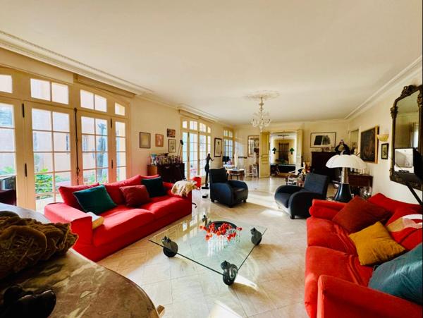 LA ROCHE SUR YON (85) - PENTAGONE - MAISON DE CARACTERE BOURREE DE CHARME AVEC PISCINE ET JARDIN CLOS