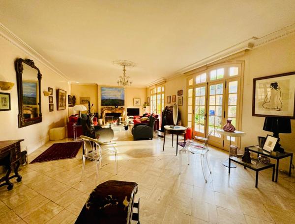 LA ROCHE SUR YON (85) - PENTAGONE - MAISON DE CARACTERE BOURREE DE CHARME AVEC PISCINE ET JARDIN CLOS