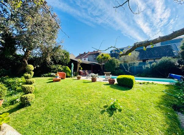 LA ROCHE SUR YON (85) - PENTAGONE - MAISON DE CARACTERE BOURREE DE CHARME AVEC PISCINE ET JARDIN CLOS