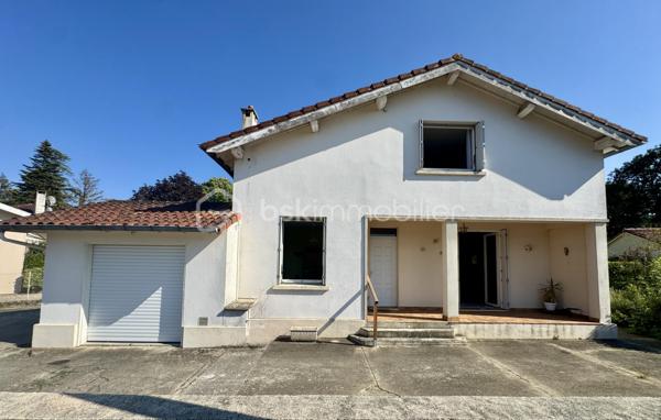 EN EXCLUSIVITÉ

Découvrez cette maison des années 60, idéalement située dans le village de Saïx.
Développant 108 m² habitables, elle est implantée sur un terrain clos de 875 m² et bénéficie de deux garages, dont un non attenant de 17 m² et un de 11 m², ainsi que d'un espace de stationnement.
Dès le hall d'entrée, vous accédez à un salon-séjour traversant d'environ 30 m², une cuisine indépendante de 10 m², une chambre de 11,5 m² ainsi qu'une salle d'eau avec WC.
L'étage propose deux spacieuses chambres de plus de 15 m², dont une avec sa salle d'eau privative et WC. Vous y trouverez également des espaces de rangement ainsi qu'une partie des combles pouvant être aménagée selon vos besoins afin d'accroître la surface habitable.

Caractéristiques techniques :
Chauffage par chaudière au gaz de ville
Climatisation réversible dans le séjour
Menuiseries PVC double vitrage
Ballon d'eau chaude de 200 L
Assainissement raccordé au tout-à-l'égout (ancienne fosse présente)

Son emplacement, à quelques pas du centre du village, permet de profiter de l'ensemble des commodités dans un environnement pratique au quotidien.
Cette maison séduit par ses volumes et son potentiel. Quelques aménagements permettront de la personnaliser selon vos envies et d'en faire un lieu de vie confortable et fonctionnel.

L'organisation des visites se fait au : 06 51 97 28 57