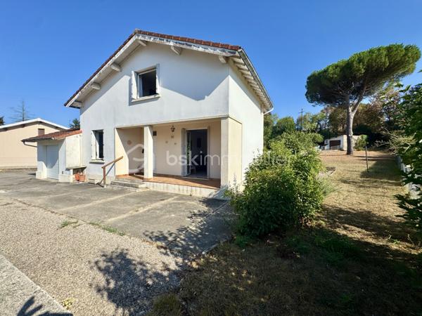EN EXCLUSIVITÉ

Découvrez cette maison des années 60, idéalement située dans le village de Saïx.
Développant 108 m² habitables, elle est implantée sur un terrain clos de 875 m² et bénéficie de deux garages, dont un non attenant de 17 m² et un de 11 m², ainsi que d'un espace de stationnement.
Dès le hall d'entrée, vous accédez à un salon-séjour traversant d'environ 30 m², une cuisine indépendante de 10 m², une chambre de 11,5 m² ainsi qu'une salle d'eau avec WC.
L'étage propose deux spacieuses chambres de plus de 15 m², dont une avec sa salle d'eau privative et WC. Vous y trouverez également des espaces de rangement ainsi qu'une partie des combles pouvant être aménagée selon vos besoins afin d'accroître la surface habitable.

Caractéristiques techniques :
Chauffage par chaudière au gaz de ville
Climatisation réversible dans le séjour
Menuiseries PVC double vitrage
Ballon d'eau chaude de 200 L
Assainissement raccordé au tout-à-l'égout (ancienne fosse présente)

Son emplacement, à quelques pas du centre du village, permet de profiter de l'ensemble des commodités dans un environnement pratique au quotidien.
Cette maison séduit par ses volumes et son potentiel. Quelques aménagements permettront de la personnaliser selon vos envies et d'en faire un lieu de vie confortable et fonctionnel.

L'organisation des visites se fait au : 06 51 97 28 57