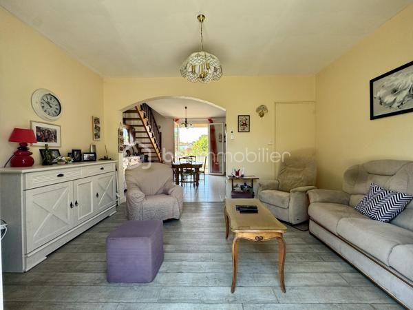 EN EXCLUSIVITÉ

Découvrez cette maison des années 60, idéalement située dans le village de Saïx.
Développant 108 m² habitables, elle est implantée sur un terrain clos de 875 m² et bénéficie de deux garages, dont un non attenant de 17 m² et un de 11 m², ainsi que d'un espace de stationnement.
Dès le hall d'entrée, vous accédez à un salon-séjour traversant d'environ 30 m², une cuisine indépendante de 10 m², une chambre de 11,5 m² ainsi qu'une salle d'eau avec WC.
L'étage propose deux spacieuses chambres de plus de 15 m², dont une avec sa salle d'eau privative et WC. Vous y trouverez également des espaces de rangement ainsi qu'une partie des combles pouvant être aménagée selon vos besoins afin d'accroître la surface habitable.

Caractéristiques techniques :
Chauffage par chaudière au gaz de ville
Climatisation réversible dans le séjour
Menuiseries PVC double vitrage
Ballon d'eau chaude de 200 L
Assainissement raccordé au tout-à-l'égout (ancienne fosse présente)

Son emplacement, à quelques pas du centre du village, permet de profiter de l'ensemble des commodités dans un environnement pratique au quotidien.
Cette maison séduit par ses volumes et son potentiel. Quelques aménagements permettront de la personnaliser selon vos envies et d'en faire un lieu de vie confortable et fonctionnel.

L'organisation des visites se fait au : 06 51 97 28 57
