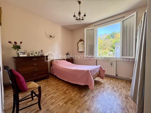 EN EXCLUSIVITÉ

Découvrez cette maison des années 60, idéalement située dans le village de Saïx.
Développant 108 m² habitables, elle est implantée sur un terrain clos de 875 m² et bénéficie de deux garages, dont un non attenant de 17 m² et un de 11 m², ainsi que d'un espace de stationnement.
Dès le hall d'entrée, vous accédez à un salon-séjour traversant d'environ 30 m², une cuisine indépendante de 10 m², une chambre de 11,5 m² ainsi qu'une salle d'eau avec WC.
L'étage propose deux spacieuses chambres de plus de 15 m², dont une avec sa salle d'eau privative et WC. Vous y trouverez également des espaces de rangement ainsi qu'une partie des combles pouvant être aménagée selon vos besoins afin d'accroître la surface habitable.

Caractéristiques techniques :
Chauffage par chaudière au gaz de ville
Climatisation réversible dans le séjour
Menuiseries PVC double vitrage
Ballon d'eau chaude de 200 L
Assainissement raccordé au tout-à-l'égout (ancienne fosse présente)

Son emplacement, à quelques pas du centre du village, permet de profiter de l'ensemble des commodités dans un environnement pratique au quotidien.
Cette maison séduit par ses volumes et son potentiel. Quelques aménagements permettront de la personnaliser selon vos envies et d'en faire un lieu de vie confortable et fonctionnel.

L'organisation des visites se fait au : 06 51 97 28 57