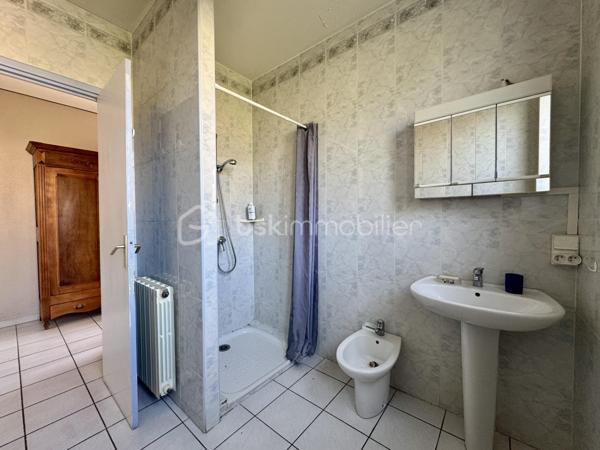 EN EXCLUSIVITÉ

Découvrez cette maison des années 60, idéalement située dans le village de Saïx.
Développant 108 m² habitables, elle est implantée sur un terrain clos de 875 m² et bénéficie de deux garages, dont un non attenant de 17 m² et un de 11 m², ainsi que d'un espace de stationnement.
Dès le hall d'entrée, vous accédez à un salon-séjour traversant d'environ 30 m², une cuisine indépendante de 10 m², une chambre de 11,5 m² ainsi qu'une salle d'eau avec WC.
L'étage propose deux spacieuses chambres de plus de 15 m², dont une avec sa salle d'eau privative et WC. Vous y trouverez également des espaces de rangement ainsi qu'une partie des combles pouvant être aménagée selon vos besoins afin d'accroître la surface habitable.

Caractéristiques techniques :
Chauffage par chaudière au gaz de ville
Climatisation réversible dans le séjour
Menuiseries PVC double vitrage
Ballon d'eau chaude de 200 L
Assainissement raccordé au tout-à-l'égout (ancienne fosse présente)

Son emplacement, à quelques pas du centre du village, permet de profiter de l'ensemble des commodités dans un environnement pratique au quotidien.
Cette maison séduit par ses volumes et son potentiel. Quelques aménagements permettront de la personnaliser selon vos envies et d'en faire un lieu de vie confortable et fonctionnel.

L'organisation des visites se fait au : 06 51 97 28 57