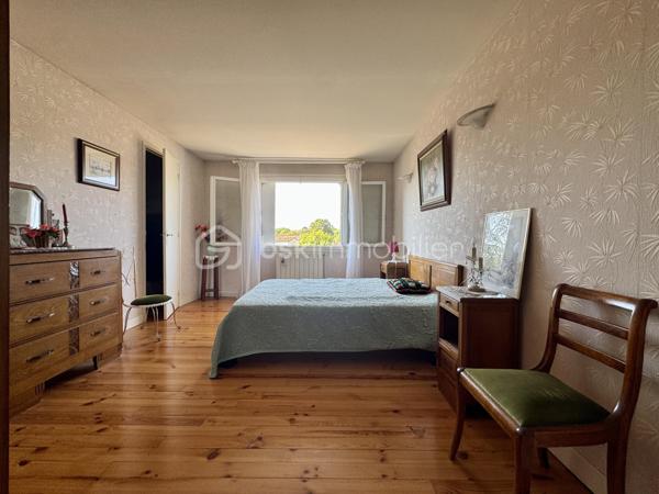 EN EXCLUSIVITÉ

Découvrez cette maison des années 60, idéalement située dans le village de Saïx.
Développant 108 m² habitables, elle est implantée sur un terrain clos de 875 m² et bénéficie de deux garages, dont un non attenant de 17 m² et un de 11 m², ainsi que d'un espace de stationnement.
Dès le hall d'entrée, vous accédez à un salon-séjour traversant d'environ 30 m², une cuisine indépendante de 10 m², une chambre de 11,5 m² ainsi qu'une salle d'eau avec WC.
L'étage propose deux spacieuses chambres de plus de 15 m², dont une avec sa salle d'eau privative et WC. Vous y trouverez également des espaces de rangement ainsi qu'une partie des combles pouvant être aménagée selon vos besoins afin d'accroître la surface habitable.

Caractéristiques techniques :
Chauffage par chaudière au gaz de ville
Climatisation réversible dans le séjour
Menuiseries PVC double vitrage
Ballon d'eau chaude de 200 L
Assainissement raccordé au tout-à-l'égout (ancienne fosse présente)

Son emplacement, à quelques pas du centre du village, permet de profiter de l'ensemble des commodités dans un environnement pratique au quotidien.
Cette maison séduit par ses volumes et son potentiel. Quelques aménagements permettront de la personnaliser selon vos envies et d'en faire un lieu de vie confortable et fonctionnel.

L'organisation des visites se fait au : 06 51 97 28 57