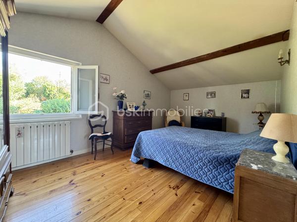 EN EXCLUSIVITÉ

Découvrez cette maison des années 60, idéalement située dans le village de Saïx.
Développant 108 m² habitables, elle est implantée sur un terrain clos de 875 m² et bénéficie de deux garages, dont un non attenant de 17 m² et un de 11 m², ainsi que d'un espace de stationnement.
Dès le hall d'entrée, vous accédez à un salon-séjour traversant d'environ 30 m², une cuisine indépendante de 10 m², une chambre de 11,5 m² ainsi qu'une salle d'eau avec WC.
L'étage propose deux spacieuses chambres de plus de 15 m², dont une avec sa salle d'eau privative et WC. Vous y trouverez également des espaces de rangement ainsi qu'une partie des combles pouvant être aménagée selon vos besoins afin d'accroître la surface habitable.

Caractéristiques techniques :
Chauffage par chaudière au gaz de ville
Climatisation réversible dans le séjour
Menuiseries PVC double vitrage
Ballon d'eau chaude de 200 L
Assainissement raccordé au tout-à-l'égout (ancienne fosse présente)

Son emplacement, à quelques pas du centre du village, permet de profiter de l'ensemble des commodités dans un environnement pratique au quotidien.
Cette maison séduit par ses volumes et son potentiel. Quelques aménagements permettront de la personnaliser selon vos envies et d'en faire un lieu de vie confortable et fonctionnel.

L'organisation des visites se fait au : 06 51 97 28 57