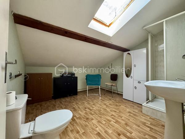 EN EXCLUSIVITÉ

Découvrez cette maison des années 60, idéalement située dans le village de Saïx.
Développant 108 m² habitables, elle est implantée sur un terrain clos de 875 m² et bénéficie de deux garages, dont un non attenant de 17 m² et un de 11 m², ainsi que d'un espace de stationnement.
Dès le hall d'entrée, vous accédez à un salon-séjour traversant d'environ 30 m², une cuisine indépendante de 10 m², une chambre de 11,5 m² ainsi qu'une salle d'eau avec WC.
L'étage propose deux spacieuses chambres de plus de 15 m², dont une avec sa salle d'eau privative et WC. Vous y trouverez également des espaces de rangement ainsi qu'une partie des combles pouvant être aménagée selon vos besoins afin d'accroître la surface habitable.

Caractéristiques techniques :
Chauffage par chaudière au gaz de ville
Climatisation réversible dans le séjour
Menuiseries PVC double vitrage
Ballon d'eau chaude de 200 L
Assainissement raccordé au tout-à-l'égout (ancienne fosse présente)

Son emplacement, à quelques pas du centre du village, permet de profiter de l'ensemble des commodités dans un environnement pratique au quotidien.
Cette maison séduit par ses volumes et son potentiel. Quelques aménagements permettront de la personnaliser selon vos envies et d'en faire un lieu de vie confortable et fonctionnel.

L'organisation des visites se fait au : 06 51 97 28 57