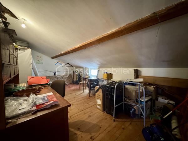 EN EXCLUSIVITÉ

Découvrez cette maison des années 60, idéalement située dans le village de Saïx.
Développant 108 m² habitables, elle est implantée sur un terrain clos de 875 m² et bénéficie de deux garages, dont un non attenant de 17 m² et un de 11 m², ainsi que d'un espace de stationnement.
Dès le hall d'entrée, vous accédez à un salon-séjour traversant d'environ 30 m², une cuisine indépendante de 10 m², une chambre de 11,5 m² ainsi qu'une salle d'eau avec WC.
L'étage propose deux spacieuses chambres de plus de 15 m², dont une avec sa salle d'eau privative et WC. Vous y trouverez également des espaces de rangement ainsi qu'une partie des combles pouvant être aménagée selon vos besoins afin d'accroître la surface habitable.

Caractéristiques techniques :
Chauffage par chaudière au gaz de ville
Climatisation réversible dans le séjour
Menuiseries PVC double vitrage
Ballon d'eau chaude de 200 L
Assainissement raccordé au tout-à-l'égout (ancienne fosse présente)

Son emplacement, à quelques pas du centre du village, permet de profiter de l'ensemble des commodités dans un environnement pratique au quotidien.
Cette maison séduit par ses volumes et son potentiel. Quelques aménagements permettront de la personnaliser selon vos envies et d'en faire un lieu de vie confortable et fonctionnel.

L'organisation des visites se fait au : 06 51 97 28 57