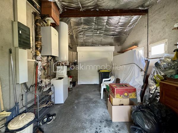 EN EXCLUSIVITÉ

Découvrez cette maison des années 60, idéalement située dans le village de Saïx.
Développant 108 m² habitables, elle est implantée sur un terrain clos de 875 m² et bénéficie de deux garages, dont un non attenant de 17 m² et un de 11 m², ainsi que d'un espace de stationnement.
Dès le hall d'entrée, vous accédez à un salon-séjour traversant d'environ 30 m², une cuisine indépendante de 10 m², une chambre de 11,5 m² ainsi qu'une salle d'eau avec WC.
L'étage propose deux spacieuses chambres de plus de 15 m², dont une avec sa salle d'eau privative et WC. Vous y trouverez également des espaces de rangement ainsi qu'une partie des combles pouvant être aménagée selon vos besoins afin d'accroître la surface habitable.

Caractéristiques techniques :
Chauffage par chaudière au gaz de ville
Climatisation réversible dans le séjour
Menuiseries PVC double vitrage
Ballon d'eau chaude de 200 L
Assainissement raccordé au tout-à-l'égout (ancienne fosse présente)

Son emplacement, à quelques pas du centre du village, permet de profiter de l'ensemble des commodités dans un environnement pratique au quotidien.
Cette maison séduit par ses volumes et son potentiel. Quelques aménagements permettront de la personnaliser selon vos envies et d'en faire un lieu de vie confortable et fonctionnel.

L'organisation des visites se fait au : 06 51 97 28 57