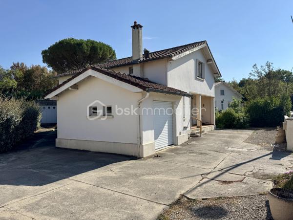 EN EXCLUSIVITÉ

Découvrez cette maison des années 60, idéalement située dans le village de Saïx.
Développant 108 m² habitables, elle est implantée sur un terrain clos de 875 m² et bénéficie de deux garages, dont un non attenant de 17 m² et un de 11 m², ainsi que d'un espace de stationnement.
Dès le hall d'entrée, vous accédez à un salon-séjour traversant d'environ 30 m², une cuisine indépendante de 10 m², une chambre de 11,5 m² ainsi qu'une salle d'eau avec WC.
L'étage propose deux spacieuses chambres de plus de 15 m², dont une avec sa salle d'eau privative et WC. Vous y trouverez également des espaces de rangement ainsi qu'une partie des combles pouvant être aménagée selon vos besoins afin d'accroître la surface habitable.

Caractéristiques techniques :
Chauffage par chaudière au gaz de ville
Climatisation réversible dans le séjour
Menuiseries PVC double vitrage
Ballon d'eau chaude de 200 L
Assainissement raccordé au tout-à-l'égout (ancienne fosse présente)

Son emplacement, à quelques pas du centre du village, permet de profiter de l'ensemble des commodités dans un environnement pratique au quotidien.
Cette maison séduit par ses volumes et son potentiel. Quelques aménagements permettront de la personnaliser selon vos envies et d'en faire un lieu de vie confortable et fonctionnel.

L'organisation des visites se fait au : 06 51 97 28 57