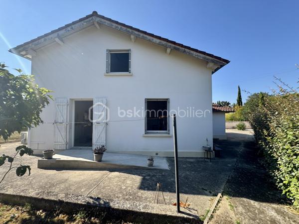 EN EXCLUSIVITÉ

Découvrez cette maison des années 60, idéalement située dans le village de Saïx.
Développant 108 m² habitables, elle est implantée sur un terrain clos de 875 m² et bénéficie de deux garages, dont un non attenant de 17 m² et un de 11 m², ainsi que d'un espace de stationnement.
Dès le hall d'entrée, vous accédez à un salon-séjour traversant d'environ 30 m², une cuisine indépendante de 10 m², une chambre de 11,5 m² ainsi qu'une salle d'eau avec WC.
L'étage propose deux spacieuses chambres de plus de 15 m², dont une avec sa salle d'eau privative et WC. Vous y trouverez également des espaces de rangement ainsi qu'une partie des combles pouvant être aménagée selon vos besoins afin d'accroître la surface habitable.

Caractéristiques techniques :
Chauffage par chaudière au gaz de ville
Climatisation réversible dans le séjour
Menuiseries PVC double vitrage
Ballon d'eau chaude de 200 L
Assainissement raccordé au tout-à-l'égout (ancienne fosse présente)

Son emplacement, à quelques pas du centre du village, permet de profiter de l'ensemble des commodités dans un environnement pratique au quotidien.
Cette maison séduit par ses volumes et son potentiel. Quelques aménagements permettront de la personnaliser selon vos envies et d'en faire un lieu de vie confortable et fonctionnel.

L'organisation des visites se fait au : 06 51 97 28 57