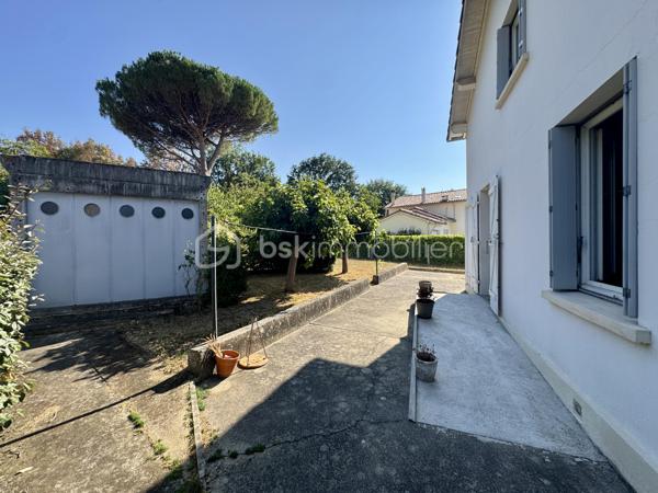 EN EXCLUSIVITÉ

Découvrez cette maison des années 60, idéalement située dans le village de Saïx.
Développant 108 m² habitables, elle est implantée sur un terrain clos de 875 m² et bénéficie de deux garages, dont un non attenant de 17 m² et un de 11 m², ainsi que d'un espace de stationnement.
Dès le hall d'entrée, vous accédez à un salon-séjour traversant d'environ 30 m², une cuisine indépendante de 10 m², une chambre de 11,5 m² ainsi qu'une salle d'eau avec WC.
L'étage propose deux spacieuses chambres de plus de 15 m², dont une avec sa salle d'eau privative et WC. Vous y trouverez également des espaces de rangement ainsi qu'une partie des combles pouvant être aménagée selon vos besoins afin d'accroître la surface habitable.

Caractéristiques techniques :
Chauffage par chaudière au gaz de ville
Climatisation réversible dans le séjour
Menuiseries PVC double vitrage
Ballon d'eau chaude de 200 L
Assainissement raccordé au tout-à-l'égout (ancienne fosse présente)

Son emplacement, à quelques pas du centre du village, permet de profiter de l'ensemble des commodités dans un environnement pratique au quotidien.
Cette maison séduit par ses volumes et son potentiel. Quelques aménagements permettront de la personnaliser selon vos envies et d'en faire un lieu de vie confortable et fonctionnel.

L'organisation des visites se fait au : 06 51 97 28 57