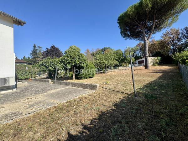 EN EXCLUSIVITÉ

Découvrez cette maison des années 60, idéalement située dans le village de Saïx.
Développant 108 m² habitables, elle est implantée sur un terrain clos de 875 m² et bénéficie de deux garages, dont un non attenant de 17 m² et un de 11 m², ainsi que d'un espace de stationnement.
Dès le hall d'entrée, vous accédez à un salon-séjour traversant d'environ 30 m², une cuisine indépendante de 10 m², une chambre de 11,5 m² ainsi qu'une salle d'eau avec WC.
L'étage propose deux spacieuses chambres de plus de 15 m², dont une avec sa salle d'eau privative et WC. Vous y trouverez également des espaces de rangement ainsi qu'une partie des combles pouvant être aménagée selon vos besoins afin d'accroître la surface habitable.

Caractéristiques techniques :
Chauffage par chaudière au gaz de ville
Climatisation réversible dans le séjour
Menuiseries PVC double vitrage
Ballon d'eau chaude de 200 L
Assainissement raccordé au tout-à-l'égout (ancienne fosse présente)

Son emplacement, à quelques pas du centre du village, permet de profiter de l'ensemble des commodités dans un environnement pratique au quotidien.
Cette maison séduit par ses volumes et son potentiel. Quelques aménagements permettront de la personnaliser selon vos envies et d'en faire un lieu de vie confortable et fonctionnel.

L'organisation des visites se fait au : 06 51 97 28 57