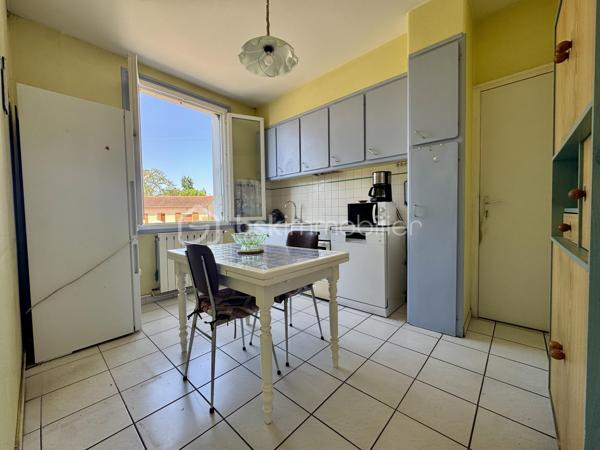 EN EXCLUSIVITÉ

Découvrez cette maison des années 60, idéalement située dans le village de Saïx.
Développant 108 m² habitables, elle est implantée sur un terrain clos de 875 m² et bénéficie de deux garages, dont un non attenant de 17 m² et un de 11 m², ainsi que d'un espace de stationnement.
Dès le hall d'entrée, vous accédez à un salon-séjour traversant d'environ 30 m², une cuisine indépendante de 10 m², une chambre de 11,5 m² ainsi qu'une salle d'eau avec WC.
L'étage propose deux spacieuses chambres de plus de 15 m², dont une avec sa salle d'eau privative et WC. Vous y trouverez également des espaces de rangement ainsi qu'une partie des combles pouvant être aménagée selon vos besoins afin d'accroître la surface habitable.

Caractéristiques techniques :
Chauffage par chaudière au gaz de ville
Climatisation réversible dans le séjour
Menuiseries PVC double vitrage
Ballon d'eau chaude de 200 L
Assainissement raccordé au tout-à-l'égout (ancienne fosse présente)

Son emplacement, à quelques pas du centre du village, permet de profiter de l'ensemble des commodités dans un environnement pratique au quotidien.
Cette maison séduit par ses volumes et son potentiel. Quelques aménagements permettront de la personnaliser selon vos envies et d'en faire un lieu de vie confortable et fonctionnel.

L'organisation des visites se fait au : 06 51 97 28 57