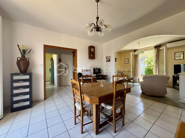 EN EXCLUSIVITÉ

Découvrez cette maison des années 60, idéalement située dans le village de Saïx.
Développant 108 m² habitables, elle est implantée sur un terrain clos de 875 m² et bénéficie de deux garages, dont un non attenant de 17 m² et un de 11 m², ainsi que d'un espace de stationnement.
Dès le hall d'entrée, vous accédez à un salon-séjour traversant d'environ 30 m², une cuisine indépendante de 10 m², une chambre de 11,5 m² ainsi qu'une salle d'eau avec WC.
L'étage propose deux spacieuses chambres de plus de 15 m², dont une avec sa salle d'eau privative et WC. Vous y trouverez également des espaces de rangement ainsi qu'une partie des combles pouvant être aménagée selon vos besoins afin d'accroître la surface habitable.

Caractéristiques techniques :
Chauffage par chaudière au gaz de ville
Climatisation réversible dans le séjour
Menuiseries PVC double vitrage
Ballon d'eau chaude de 200 L
Assainissement raccordé au tout-à-l'égout (ancienne fosse présente)

Son emplacement, à quelques pas du centre du village, permet de profiter de l'ensemble des commodités dans un environnement pratique au quotidien.
Cette maison séduit par ses volumes et son potentiel. Quelques aménagements permettront de la personnaliser selon vos envies et d'en faire un lieu de vie confortable et fonctionnel.

L'organisation des visites se fait au : 06 51 97 28 57