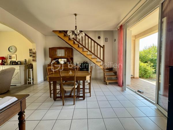 EN EXCLUSIVITÉ

Découvrez cette maison des années 60, idéalement située dans le village de Saïx.
Développant 108 m² habitables, elle est implantée sur un terrain clos de 875 m² et bénéficie de deux garages, dont un non attenant de 17 m² et un de 11 m², ainsi que d'un espace de stationnement.
Dès le hall d'entrée, vous accédez à un salon-séjour traversant d'environ 30 m², une cuisine indépendante de 10 m², une chambre de 11,5 m² ainsi qu'une salle d'eau avec WC.
L'étage propose deux spacieuses chambres de plus de 15 m², dont une avec sa salle d'eau privative et WC. Vous y trouverez également des espaces de rangement ainsi qu'une partie des combles pouvant être aménagée selon vos besoins afin d'accroître la surface habitable.

Caractéristiques techniques :
Chauffage par chaudière au gaz de ville
Climatisation réversible dans le séjour
Menuiseries PVC double vitrage
Ballon d'eau chaude de 200 L
Assainissement raccordé au tout-à-l'égout (ancienne fosse présente)

Son emplacement, à quelques pas du centre du village, permet de profiter de l'ensemble des commodités dans un environnement pratique au quotidien.
Cette maison séduit par ses volumes et son potentiel. Quelques aménagements permettront de la personnaliser selon vos envies et d'en faire un lieu de vie confortable et fonctionnel.

L'organisation des visites se fait au : 06 51 97 28 57
