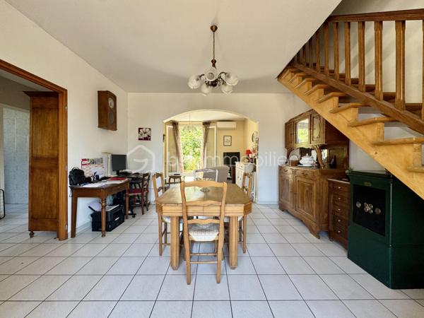 EN EXCLUSIVITÉ

Découvrez cette maison des années 60, idéalement située dans le village de Saïx.
Développant 108 m² habitables, elle est implantée sur un terrain clos de 875 m² et bénéficie de deux garages, dont un non attenant de 17 m² et un de 11 m², ainsi que d'un espace de stationnement.
Dès le hall d'entrée, vous accédez à un salon-séjour traversant d'environ 30 m², une cuisine indépendante de 10 m², une chambre de 11,5 m² ainsi qu'une salle d'eau avec WC.
L'étage propose deux spacieuses chambres de plus de 15 m², dont une avec sa salle d'eau privative et WC. Vous y trouverez également des espaces de rangement ainsi qu'une partie des combles pouvant être aménagée selon vos besoins afin d'accroître la surface habitable.

Caractéristiques techniques :
Chauffage par chaudière au gaz de ville
Climatisation réversible dans le séjour
Menuiseries PVC double vitrage
Ballon d'eau chaude de 200 L
Assainissement raccordé au tout-à-l'égout (ancienne fosse présente)

Son emplacement, à quelques pas du centre du village, permet de profiter de l'ensemble des commodités dans un environnement pratique au quotidien.
Cette maison séduit par ses volumes et son potentiel. Quelques aménagements permettront de la personnaliser selon vos envies et d'en faire un lieu de vie confortable et fonctionnel.

L'organisation des visites se fait au : 06 51 97 28 57