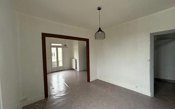 Immeuble à vendre    9 pièces • 197 m2 Étrépilly