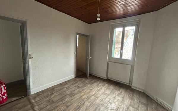 Immeuble à vendre    9 pièces • 197 m2 Étrépilly