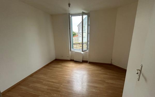 Immeuble à vendre    9 pièces • 197 m2 Étrépilly